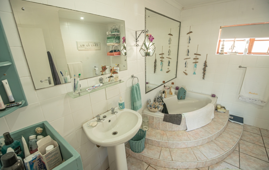 4 Bedroom Property for Sale in Fraaiuitsig Western Cape